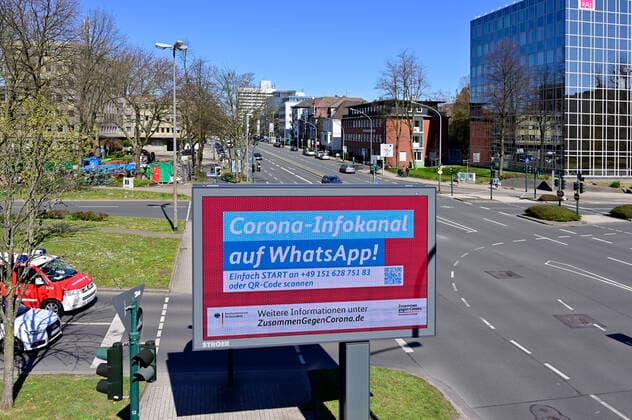 04.04.20, Essen, Nordrhein-Westfalen, Deutschland. Auswirkung der Corona Krise in Deutschland. Informationen fuer Buerger zu Verhaltensweisen auf einem digitalen Werbemonitor an der Alfredstrasse B224 im Essener Stadtgebiet. Alltagsleben waehrend der Corona Krise