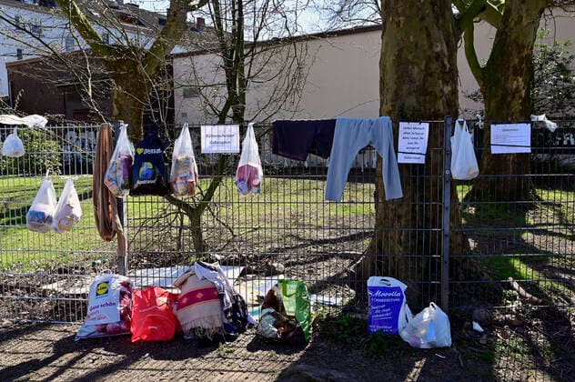 04.04.20, Essen, Nordrhein-Westfalen, Deutschland. Auswirkung der Corona Krise in Deutschland. Blick auf einen Gabenzaun in der Essen Ruettenscheid. Hier koennen Obdachlose und Beduerftige gespendetet Lebensmittel und andere lebenswichtige Dinge fuer den eigenen taeglichen Bedarf entnehmen. Alltagsleben waehrend der Corona Krise