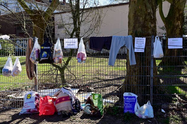 04.04.20, Essen, Nordrhein-Westfalen, Deutschland. Auswirkung der Corona Krise in Deutschland. Blick auf einen Gabenzaun in der Essen Ruettenscheid. Hier koennen Obdachlose und Beduerftige gespendetet Lebensmittel und andere lebenswichtige Dinge fuer den eigenen taeglichen Bedarf entnehmen. Alltagsleben waehrend der Corona Krise