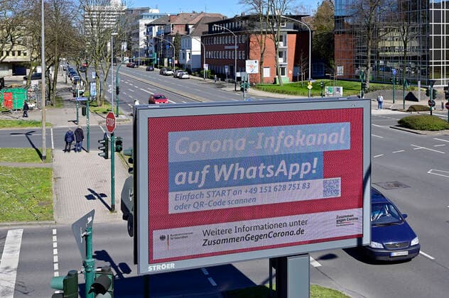 04.04.20, Essen, Nordrhein-Westfalen, Deutschland. Auswirkung der Corona Krise in Deutschland. Informationen fuer Buerger zu Verhaltensweisen auf einem digitalen Werbemonitor an der Alfredstrasse B224 im Essener Stadtgebiet. Alltagsleben waehrend der Corona Krise