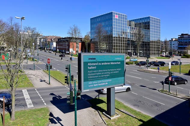 04.04.20, Essen, Nordrhein-Westfalen, Deutschland. Auswirkung der Corona Krise in Deutschland. Informationen fuer Buerger zu Verhaltensweisen auf einem digitalen Werbemonitor an der Alfredstrasse B224 im Essener Stadtgebiet. Alltagsleben waehrend der Corona Krise