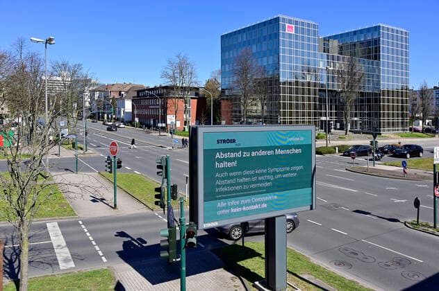 04.04.20, Essen, Nordrhein-Westfalen, Deutschland. Auswirkung der Corona Krise in Deutschland. Informationen fuer Buerger zu Verhaltensweisen auf einem digitalen Werbemonitor an der Alfredstrasse B224 im Essener Stadtgebiet. Alltagsleben waehrend der Corona Krise