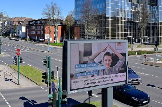 04.04.20, Essen, Nordrhein-Westfalen, Deutschland. Auswirkung der Corona Krise in Deutschland. Informationen fuer Buerger zu Verhaltensweisen auf einem digitalen Werbemonitor an der Alfredstrasse B224 im Essener Stadtgebiet. Alltagsleben waehrend der Corona Krise