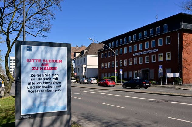 04.04.20, Essen, Nordrhein-Westfalen, Deutschland. Auswirkung der Corona Krise in Deutschland. Informationen fuer Buerger zu Verhaltensweisen auf einem digitalen Werbemonitor an der Alfredstrasse B224 im Essener Stadtgebiet. Alltagsleben waehrend der Corona Krise