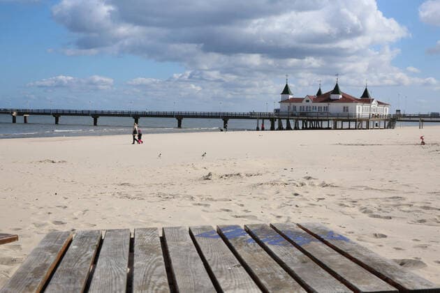 Nicht mehr ans Meer: Blick am Sonnabend (04.04.2020) auf das fast leere Seebad Ahlbeck (Landkreis Vorpommern Greifswald). Der Ort liefert derzeit einen Vorgeschmack auf das bevorstehende Osterwochenende. Dann soll es einer Regelung der hiesigen Landesregierung zufolge auch für Einheimische nicht mehr gestattet sein ausgedehnte Spaziergänge an den Stränden des Landes Mecklenburg Vorpommern zu unternehmen. So nutzten einige wenige das schöne Wetter des Tages noch einmal für einen Abstecher auf die Ostseeinsel Usedom.