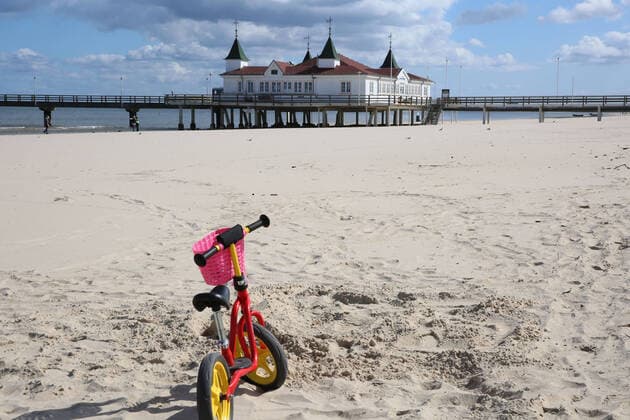 News Bilder des Tages Nicht mehr ans Meer: Blick am Sonnabend (04.04.2020) auf das fast leere Seebad Ahlbeck (Landkreis Vorpommern Greifswald). Der Ort liefert derzeit einen Vorgeschmack auf das bevorstehende Osterwochenende. Dann soll es einer Regelung der hiesigen Landesregierung zufolge auch für Einheimische nicht mehr gestattet sein ausgedehnte Spaziergänge an den Stränden des Landes Mecklenburg Vorpommern zu unternehmen. So nutzten einige wenige das schöne Wetter des Tages noch einmal für einen Abstecher auf die Ostseeinsel Usedom.