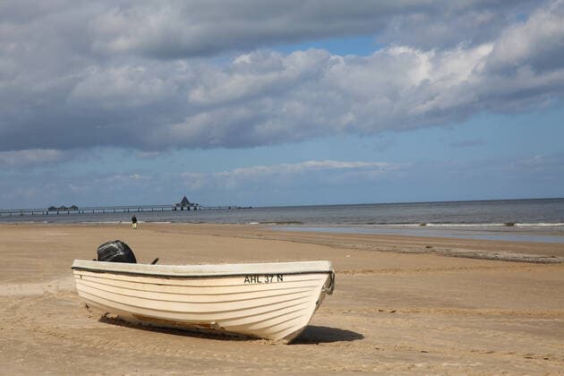 Nicht mehr ans Meer: Blick am Sonnabend (04.04.2020) auf das fast leere Seebad Ahlbeck (Landkreis Vorpommern Greifswald). Der Ort liefert derzeit einen Vorgeschmack auf das bevorstehende Osterwochenende. Dann soll es einer Regelung der hiesigen Landesregierung zufolge auch für Einheimische nicht mehr gestattet sein ausgedehnte Spaziergänge an den Stränden des Landes Mecklenburg Vorpommern zu unternehmen. So nutzten einige wenige das schöne Wetter des Tages noch einmal für einen Abstecher auf die Ostseeinsel Usedom.