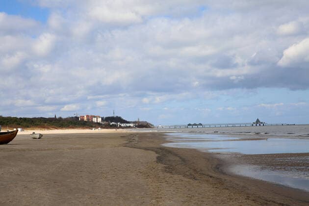 Nicht mehr ans Meer: Blick am Sonnabend (04.04.2020) auf das fast leere Seebad Ahlbeck (Landkreis Vorpommern Greifswald). Der Ort liefert derzeit einen Vorgeschmack auf das bevorstehende Osterwochenende. Dann soll es einer Regelung der hiesigen Landesregierung zufolge auch für Einheimische nicht mehr gestattet sein ausgedehnte Spaziergänge an den Stränden des Landes Mecklenburg Vorpommern zu unternehmen. So nutzten einige wenige das schöne Wetter des Tages noch einmal für einen Abstecher auf die Ostseeinsel Usedom.