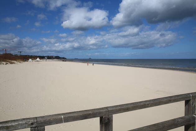 Nicht mehr ans Meer: Blick am Sonnabend (04.04.2020) auf das fast leere Seebad Ahlbeck (Landkreis Vorpommern Greifswald). Der Ort liefert derzeit einen Vorgeschmack auf das bevorstehende Osterwochenende. Dann soll es einer Regelung der hiesigen Landesregierung zufolge auch für Einheimische nicht mehr gestattet sein ausgedehnte Spaziergänge an den Stränden des Landes Mecklenburg Vorpommern zu unternehmen. So nutzten einige wenige das schöne Wetter des Tages noch einmal für einen Abstecher auf die Ostseeinsel Usedom.