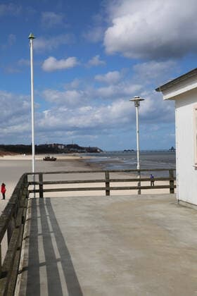Nicht mehr ans Meer: Blick am Sonnabend (04.04.2020) auf das fast leere Seebad Ahlbeck (Landkreis Vorpommern Greifswald). Der Ort liefert derzeit einen Vorgeschmack auf das bevorstehende Osterwochenende. Dann soll es einer Regelung der hiesigen Landesregierung zufolge auch für Einheimische nicht mehr gestattet sein ausgedehnte Spaziergänge an den Stränden des Landes Mecklenburg Vorpommern zu unternehmen. So nutzten einige wenige das schöne Wetter des Tages noch einmal für einen Abstecher auf die Ostseeinsel Usedom.