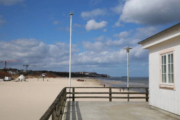 Nicht mehr ans Meer: Blick am Sonnabend (04.04.2020) auf das fast leere Seebad Ahlbeck (Landkreis Vorpommern Greifswald). Der Ort liefert derzeit einen Vorgeschmack auf das bevorstehende Osterwochenende. Dann soll es einer Regelung der hiesigen Landesregierung zufolge auch für Einheimische nicht mehr gestattet sein ausgedehnte Spaziergänge an den Stränden des Landes Mecklenburg Vorpommern zu unternehmen. So nutzten einige wenige das schöne Wetter des Tages noch einmal für einen Abstecher auf die Ostseeinsel Usedom.