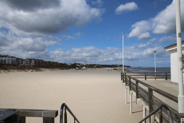 Nicht mehr ans Meer: Blick am Sonnabend (04.04.2020) auf das fast leere Seebad Ahlbeck (Landkreis Vorpommern Greifswald). Der Ort liefert derzeit einen Vorgeschmack auf das bevorstehende Osterwochenende. Dann soll es einer Regelung der hiesigen Landesregierung zufolge auch für Einheimische nicht mehr gestattet sein ausgedehnte Spaziergänge an den Stränden des Landes Mecklenburg Vorpommern zu unternehmen. So nutzten einige wenige das schöne Wetter des Tages noch einmal für einen Abstecher auf die Ostseeinsel Usedom.