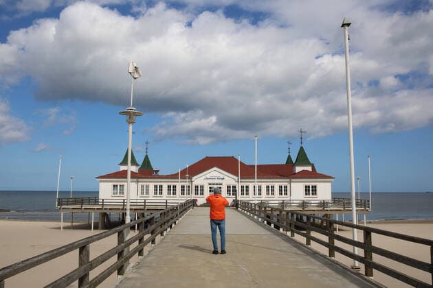 Nicht mehr ans Meer: Blick am Sonnabend (04.04.2020) auf das fast leere Seebad Ahlbeck (Landkreis Vorpommern Greifswald). Der Ort liefert derzeit einen Vorgeschmack auf das bevorstehende Osterwochenende. Dann soll es einer Regelung der hiesigen Landesregierung zufolge auch für Einheimische nicht mehr gestattet sein ausgedehnte Spaziergänge an den Stränden des Landes Mecklenburg Vorpommern zu unternehmen. So nutzten einige wenige das schöne Wetter des Tages noch einmal für einen Abstecher auf die Ostseeinsel Usedom.