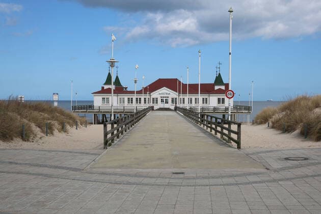 Nicht mehr ans Meer: Blick am Sonnabend (04.04.2020) auf das fast leere Seebad Ahlbeck (Landkreis Vorpommern Greifswald). Der Ort liefert derzeit einen Vorgeschmack auf das bevorstehende Osterwochenende. Dann soll es einer Regelung der hiesigen Landesregierung zufolge auch für Einheimische nicht mehr gestattet sein ausgedehnte Spaziergänge an den Stränden des Landes Mecklenburg Vorpommern zu unternehmen. So nutzten einige wenige das schöne Wetter des Tages noch einmal für einen Abstecher auf die Ostseeinsel Usedom.