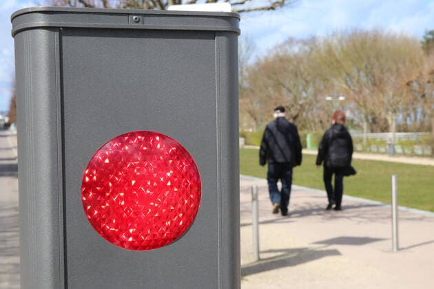 Nicht mehr ans Meer: Blick am Sonnabend (04.04.2020) auf das fast leere Seebad Ahlbeck (Landkreis Vorpommern Greifswald). Der Ort liefert derzeit einen Vorgeschmack auf das bevorstehende Osterwochenende. Dann soll es einer Regelung der hiesigen Landesregierung zufolge auch für Einheimische nicht mehr gestattet sein ausgedehnte Spaziergänge an den Stränden des Landes Mecklenburg Vorpommern zu unternehmen. So nutzten einige wenige das schöne Wetter des Tages noch einmal für einen Abstecher auf die Ostseeinsel Usedom. Im Bild die Ampel eines Pollers zeigt auf rot