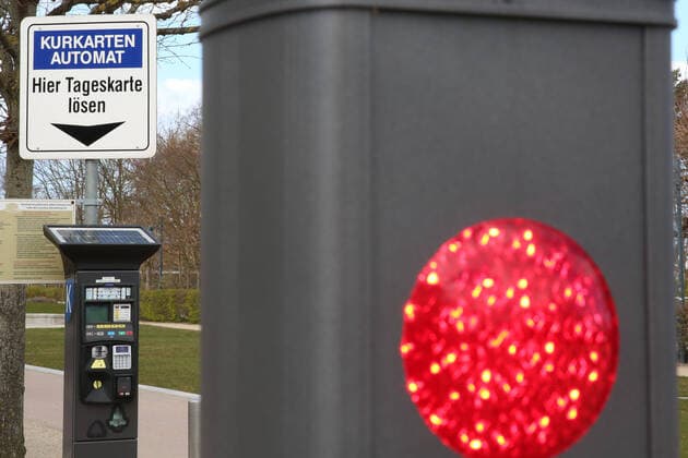 Nicht mehr ans Meer: Blick am Sonnabend (04.04.2020) auf das fast leere Seebad Ahlbeck (Landkreis Vorpommern Greifswald). Der Ort liefert derzeit einen Vorgeschmack auf das bevorstehende Osterwochenende. Dann soll es einer Regelung der hiesigen Landesregierung zufolge auch für Einheimische nicht mehr gestattet sein ausgedehnte Spaziergänge an den Stränden des Landes Mecklenburg Vorpommern zu unternehmen. So nutzten einige wenige das schöne Wetter des Tages noch einmal für einen Abstecher auf die Ostseeinsel Usedom. Im Bild die Ampel eines Pollers zeigt auf rot