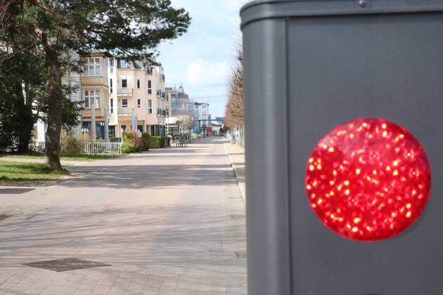 Nicht mehr ans Meer: Blick am Sonnabend (04.04.2020) auf das fast leere Seebad Ahlbeck (Landkreis Vorpommern Greifswald). Der Ort liefert derzeit einen Vorgeschmack auf das bevorstehende Osterwochenende. Dann soll es einer Regelung der hiesigen Landesregierung zufolge auch für Einheimische nicht mehr gestattet sein ausgedehnte Spaziergänge an den Stränden des Landes Mecklenburg Vorpommern zu unternehmen. So nutzten einige wenige das schöne Wetter des Tages noch einmal für einen Abstecher auf die Ostseeinsel Usedom.