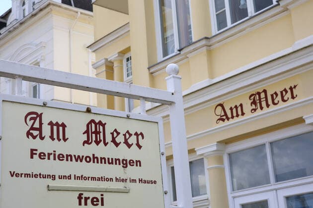 Nicht mehr ans Meer: Blick am Sonnabend (04.04.2020) auf das fast leere Seebad Ahlbeck (Landkreis Vorpommern Greifswald). Der Ort liefert derzeit einen Vorgeschmack auf das bevorstehende Osterwochenende. Dann soll es einer Regelung der hiesigen Landesregierung zufolge auch für Einheimische nicht mehr gestattet sein ausgedehnte Spaziergänge an den Stränden des Landes Mecklenburg Vorpommern zu unternehmen. So nutzten einige wenige das schöne Wetter des Tages noch einmal für einen Abstecher auf die Ostseeinsel Usedom.