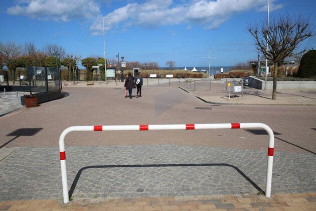 Nicht mehr ans Meer: Blick am Sonnabend (04.04.2020) auf das fast leere Seebad Ahlbeck (Landkreis Vorpommern Greifswald). Der Ort liefert derzeit einen Vorgeschmack auf das bevorstehende Osterwochenende. Dann soll es einer Regelung der hiesigen Landesregierung zufolge auch für Einheimische nicht mehr gestattet sein ausgedehnte Spaziergänge an den Stränden des Landes Mecklenburg Vorpommern zu unternehmen. So nutzten einige wenige das schöne Wetter des Tages noch einmal für einen Abstecher auf die Ostseeinsel Usedom.