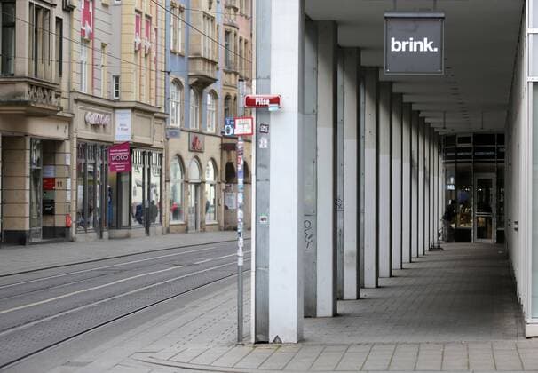 Corona 04.04.2020 , Erfurt, die Innenstadt ist aufgrund der Corona-Krise wie ausgestorben, die Menschen sollen so gut es geht, zu Hause bleiben im Bild: Blick in die leere Schlösserstrasse