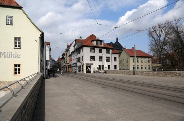 Corona 04.04.2020 , Erfurt, die Innenstadt ist aufgrund der Corona-Krise wie ausgestorben, die Menschen sollen so gut es geht, zu Hause bleiben im Bild: Blick in die Schlösserstrasse