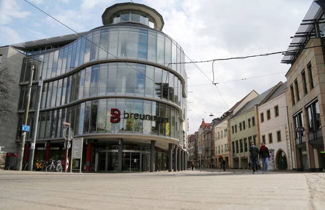 Corona 04.04.2020 , Erfurt, die Innenstadt ist aufgrund der Corona-Krise wie ausgestorben, die Menschen sollen so gut es geht, zu Hause bleiben im Bild: Blick in die Schlösserstrasse, alle Geschäfte sind geschlossen