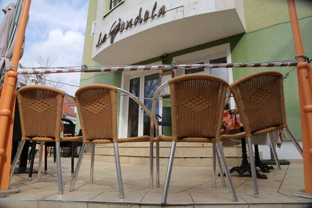 Corona 04.04.2020 , Erfurt, die Innenstadt ist aufgrund der Corona-Krise wie ausgestorben, die Menschen sollen so gut es geht, zu Hause bleiben im Bild: vor dem Restaurant La Gondola stehen Stühle, eine Schranke ist angebracht, alle Geschäfte und Restaurants sind geschlossen
