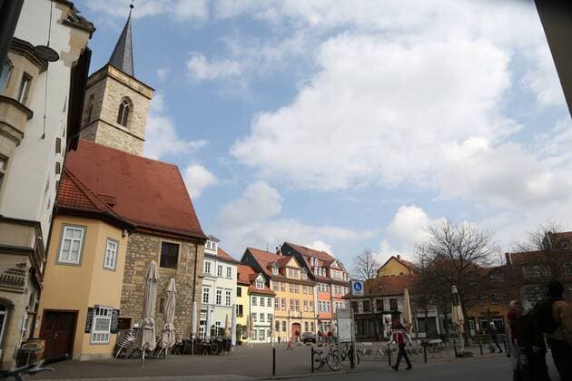 Corona 04.04.2020 , Erfurt, die Innenstadt ist aufgrund der Corona-Krise wie ausgestorben, die Menschen sollen so gut es geht, zu Hause bleiben im Bild: einige Passanten sind am Wenigemarkt unterwegs