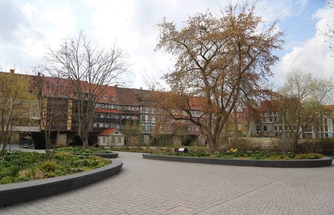 Corona 04.04.2020 , Erfurt, die Innenstadt ist aufgrund der Corona-Krise wie ausgestorben, die Menschen sollen so gut es geht, zu Hause bleiben im Bild: hinter der Krämerbrücke sitzen wenige Menschen in der Sonne