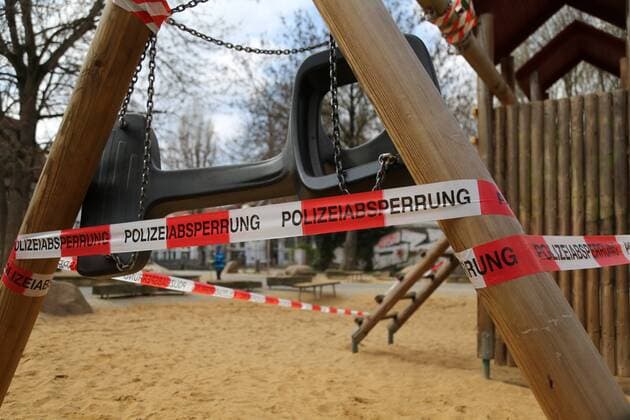 Corona 04.04.2020 , Erfurt, die Innenstadt ist aufgrund der Corona-Krise wie ausgestorben, die Menschen sollen so gut es geht, zu Hause bleiben im Bild: Spielgeräte sind mit Polizei-Absperrband umwickelt - alle Spielplätze sind aufgrund der Pandemie gesperrt