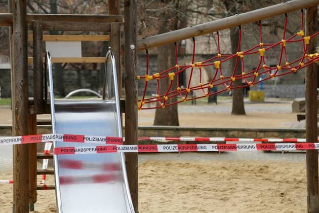 Corona 04.04.2020 , Erfurt, die Innenstadt ist aufgrund der Corona-Krise wie ausgestorben, die Menschen sollen so gut es geht, zu Hause bleiben im Bild: Spielgeräte sind mit Polizei-Absperrband umwickelt - alle Spielplätze sind aufgrund der Pandemie gesperrt