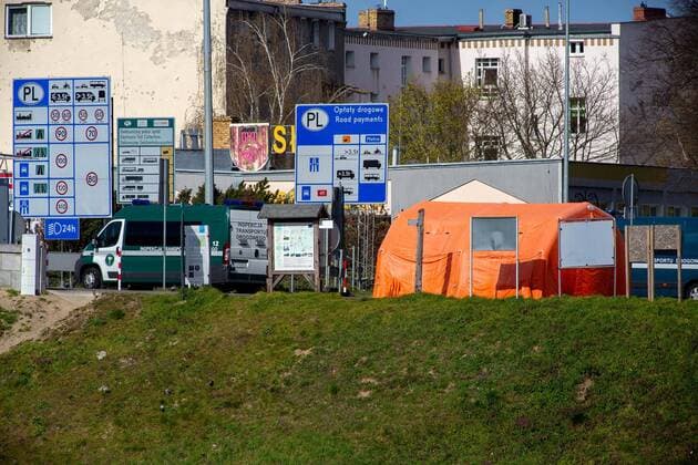 Deutschland - Frankfurt (Oder) - 03.04.2020 in Zeiten von Corona Impressionen aus Frankfurt an der Oder Grenzbrücke Richtung Slubice (Polen) Beamte stehen im Schutzanzug und kontrollieren Fahrzeuge und Passanten - rotes Zelt Stadt Impressionen aus Frankfurt an der Oder