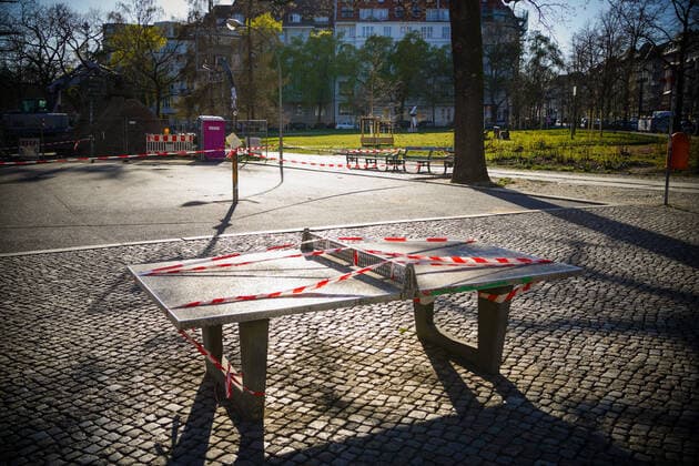 04.04.2020,Berlin,Deutschland,GER,die Stadt in Zeiten der Corona Pandemie. Eine gesperrte Tischtennisplatte gesehen am Witzlebenplatz.