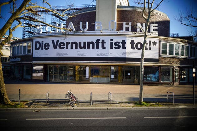 Bilder des Jahres 2020, Entertainment 04 April News Themen der Woche KW13 News Bilder des Tages 04.04.2020,Berlin,Deutschland,GER,die Stadt in Zeiten der Corona Pandemie. Zur Zeit finden aufgrund der Pandemie keine Vorstellungen im Theater Schaubühne am Kurfürstendamm statt. *** 04 04 2020,Berlin,Germany,GER,the city in times of the Corona Pandemic At the moment there are no performances at the Theater Schaubühne am Kurfürstendamm due to the pandemic