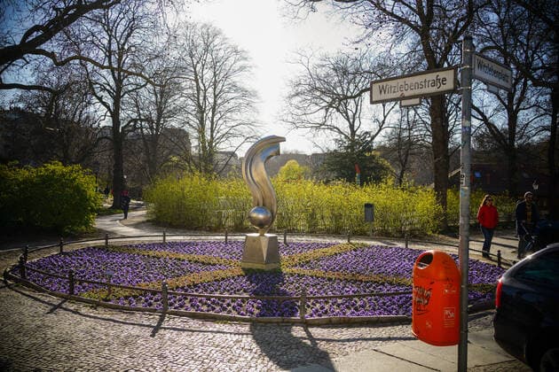 04.04.2020,Berlin,Deutschland,GER,die Stadt in Zeiten der Corona Pandemie.Witzlebenstrasse Ecke Witzlebenplatz.Ein Blumenbeet.