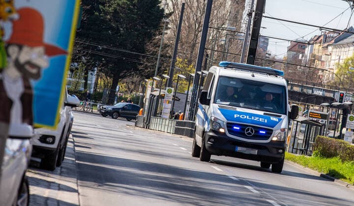 Polizei in Berlin Berlin, 04.04.2020, Wagen der Berliner Polizei faehrt mit Blaulicht durch Berliner Innenstadt. Berlin Berlin Deutschland Mitte