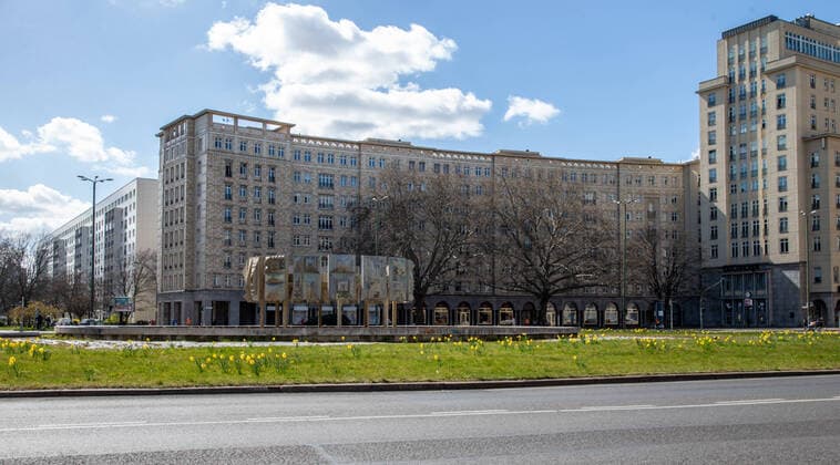 Coronavirus in Berlin Berlin, 04.04.2020, Strausberger Platz. Wegen des Coronavirus zeigt sich der Brunnen am Strausberger Platz trotz strahlendem Sonnenschein ungewoehnlich menschenleer. Berlin Berlin Deutschland City Ost