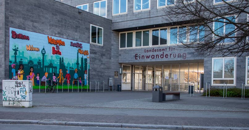 Coronavirus in Berlin Berlin, 02.04.2020, Schriftzug Landesamt für Einwanderung. Wegen des Coronavirus kommt es zu erheblichen Einschraenkungen. Beratungen werden online und schriftlich durchgefuehrt, Antraege koennen online eingereicht werden. Berlin Berlin Deutschland