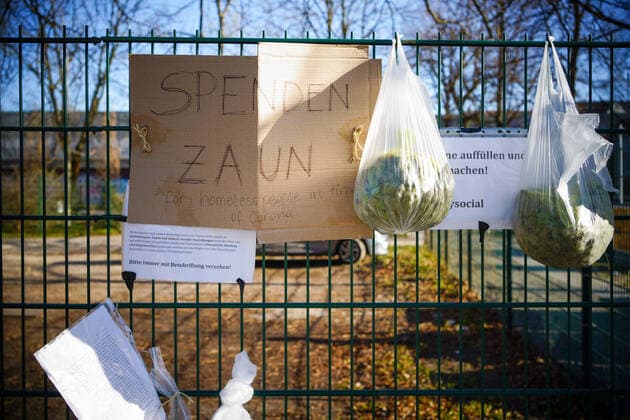 04.04.2020,Berlin,Deutschland,GER,die Stadt in Zeiten der Corona Pandemie. Ein Gabenzaun gesehen am Stuttgarter Platz.