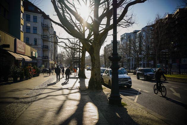 04.04.2020,Berlin,Deutschland,GER,die Stadt in Zeiten der Corona Pandemie. Der Kurfürstendamm in der Abendsonne in Höhe vom Adenauerplatz.