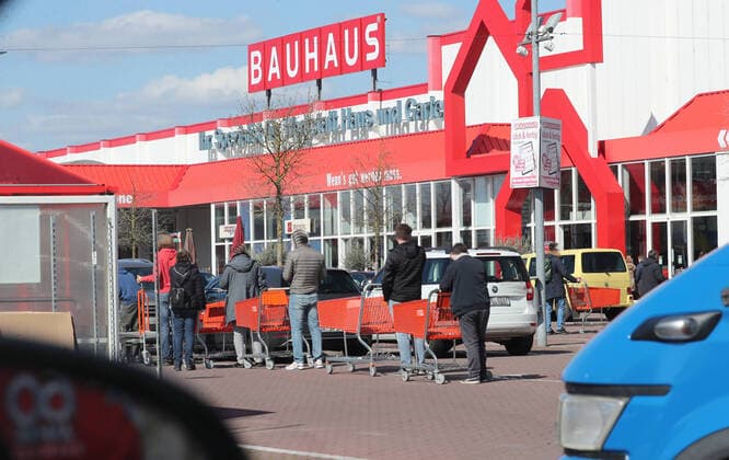 Baumaerkte sind ab Samstag, 4.April 2020 auch wieder fuer nicht Gewerbetreibende geoeffnet, nachdem dies 14 Tage nicht moeglich war, Impressionen in Braunschweig Bauhaus. Menschenschlangen mit Einkaufswagen Braunschweig