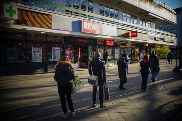 04.04.2020,Berlin,Deutschland,GER,die Stadt in Zeiten der Corona Pandemie.Menschen stehen Schlange. REWE Markt am Kurfürstendamm.