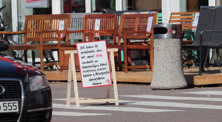 Baumaerkte sind ab Samstag, 4.April 2020 auch wieder fuer nicht Gewerbetreibende geoeffnet, nachdem dies 14 Tage nicht moeglich war, Impressionen in Braunschweig Bauhaus, Hinweisschild zur Zeit keine Zuschnitte moeglich Braunschweig