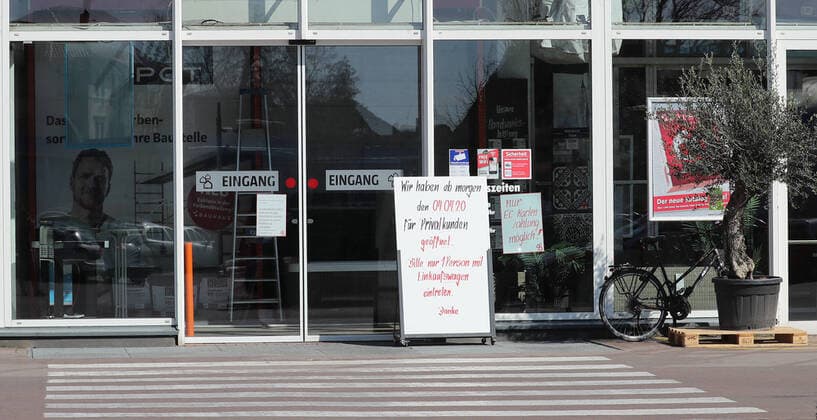 Baumaerkte sind ab Samstag, 4.April 2020 auch wieder fuer nicht Gewerbetreibende geoeffnet, nachdem dies 14 Tage nicht moeglich war, Impressionen in Braunschweig Bauhaus, Hinweisschild Braunschweig
