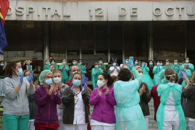Health workers react as they take part in the nationwide daily gratitude applause to thank members of the sanitary personnel as well as the society in front of 12 de Octubre Hospital in Madrid, Spain, 04 April 2020. Spain faces the 21st consecutive day of mandatory home confinement in a bid to slow down the spread of the pandemic COVID-19 disease caused by the SARS-CoV-2 coronavirus. Spanish Primer Minister announced today that he will be asking Parliament to approve an extension of lockdown of 15 days until 26 April 2020. Coronavirus in Spain !ACHTUNG: NUR REDAKTIONELLE NUTZUNG!  Copyright: xKikoxHuescax GRAF5816 20200404-637216296323629326