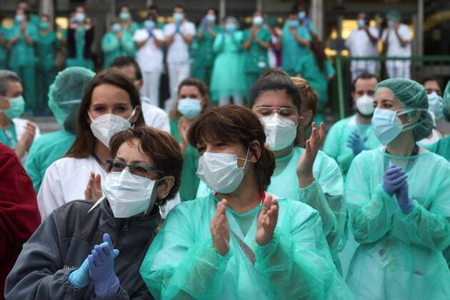 Health workers react as they take part in the nationwide daily gratitude applause to thank members of the sanitary personnel as well as the society in front of 12 de Octubre Hospital in Madrid, Spain, 04 April 2020. Spain faces the 21st consecutive day of mandatory home confinement in a bid to slow down the spread of the pandemic COVID-19 disease caused by the SARS-CoV-2 coronavirus. Spanish Primer Minister announced today that he will be asking Parliament to approve an extension of lockdown of 15 days until 26 April 2020. Coronavirus in Spain !ACHTUNG: NUR REDAKTIONELLE NUTZUNG!  Copyright: xKikoxHuescax GRAF5821 20200404-637216296353317264