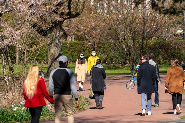 Der Stadtgarten in der Innenstadt von Essen, Samstag, 04.04.20, Menschen halten sich an das Kontaktverbot, halten Abstand, nicht viele Besucher trotz Sonne und Frühlingswetter, Auswirkungen der Coronakrise in Deutschland,