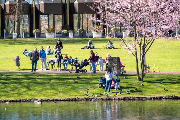 Der Stadtgarten in der Innenstadt von Essen, Samstag, 04.04.20, Menschen halten sich an das Kontaktverbot, halten Abstand, nicht viele Besucher trotz Sonne und Frühlingswetter, Auswirkungen der Coronakrise in Deutschland,