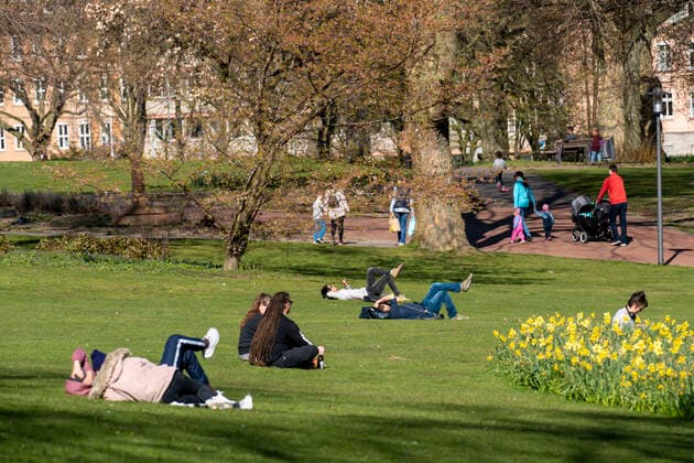 Der Stadtgarten in der Innenstadt von Essen, Samstag, 04.04.20, Menschen halten sich an das Kontaktverbot, halten Abstand, nicht viele Besucher trotz Sonne und Frühlingswetter, Auswirkungen der Coronakrise in Deutschland,