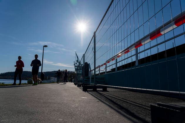 Der Baldeneysee in Essen, Samstag, 04.04.20, abgesperrte Regatta Tribünen, sonst sonnen sich hier hunderte Menschen, halten sich an das Kontaktverbot, halten Abstand, nicht viele Besucher trotz Sonne und Frühlingswetter, Auswirkungen der Coronakrise in Deutschland,